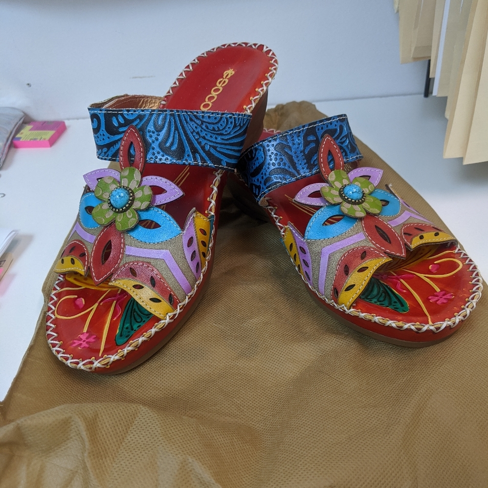 NWOT Socofy slip on sandals